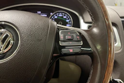 ruskea (beige) Volkswagen Touareg 2012 kuva 22.