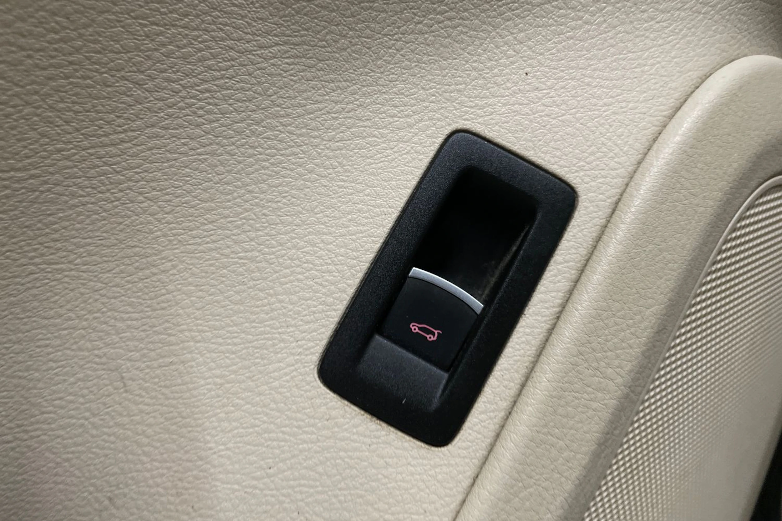 ruskea (beige) Volkswagen Touareg 2012 kuva 24.