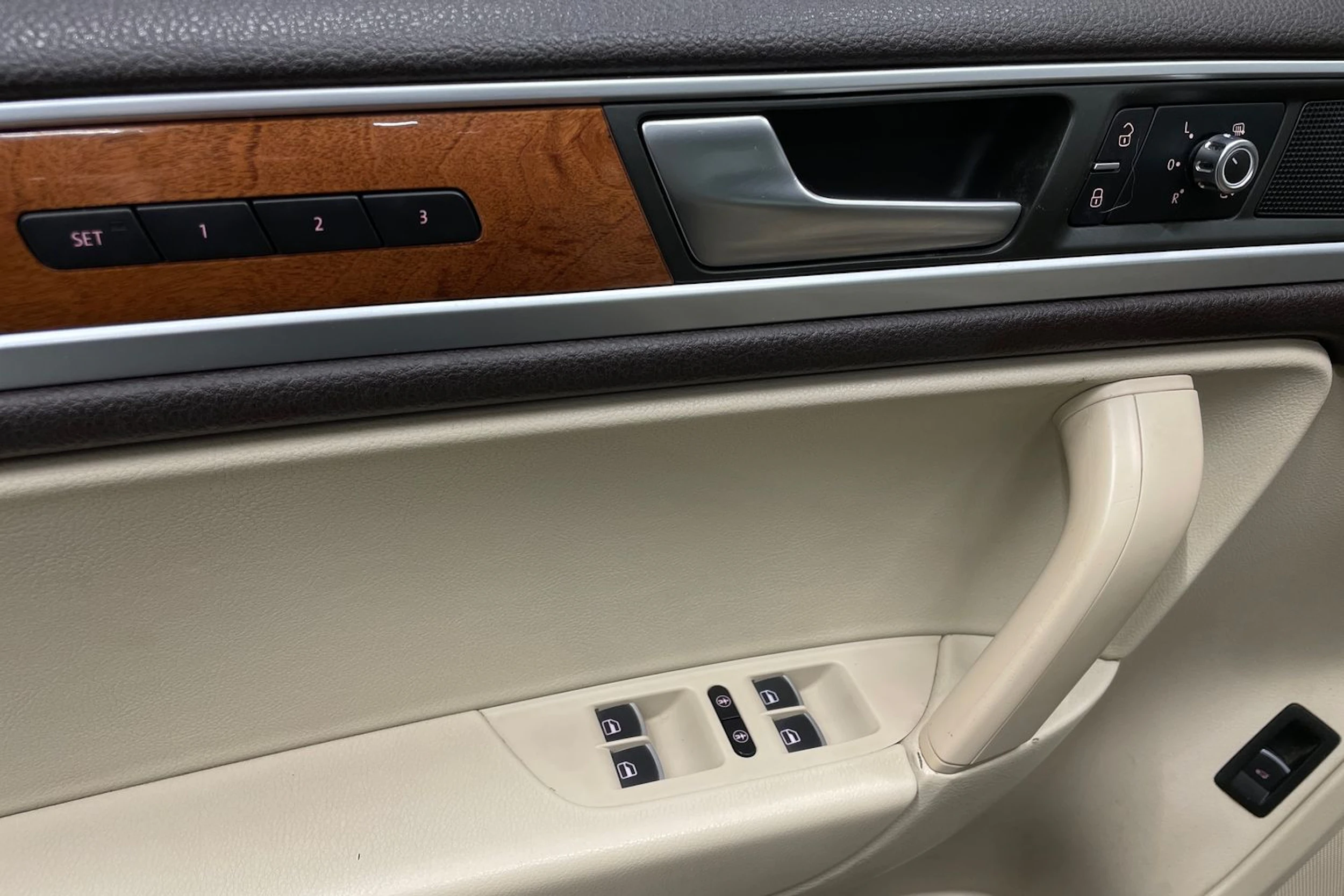 ruskea (beige) Volkswagen Touareg 2012 kuva 25.