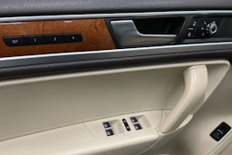 ruskea (beige) Volkswagen Touareg 2012 kuva 25.