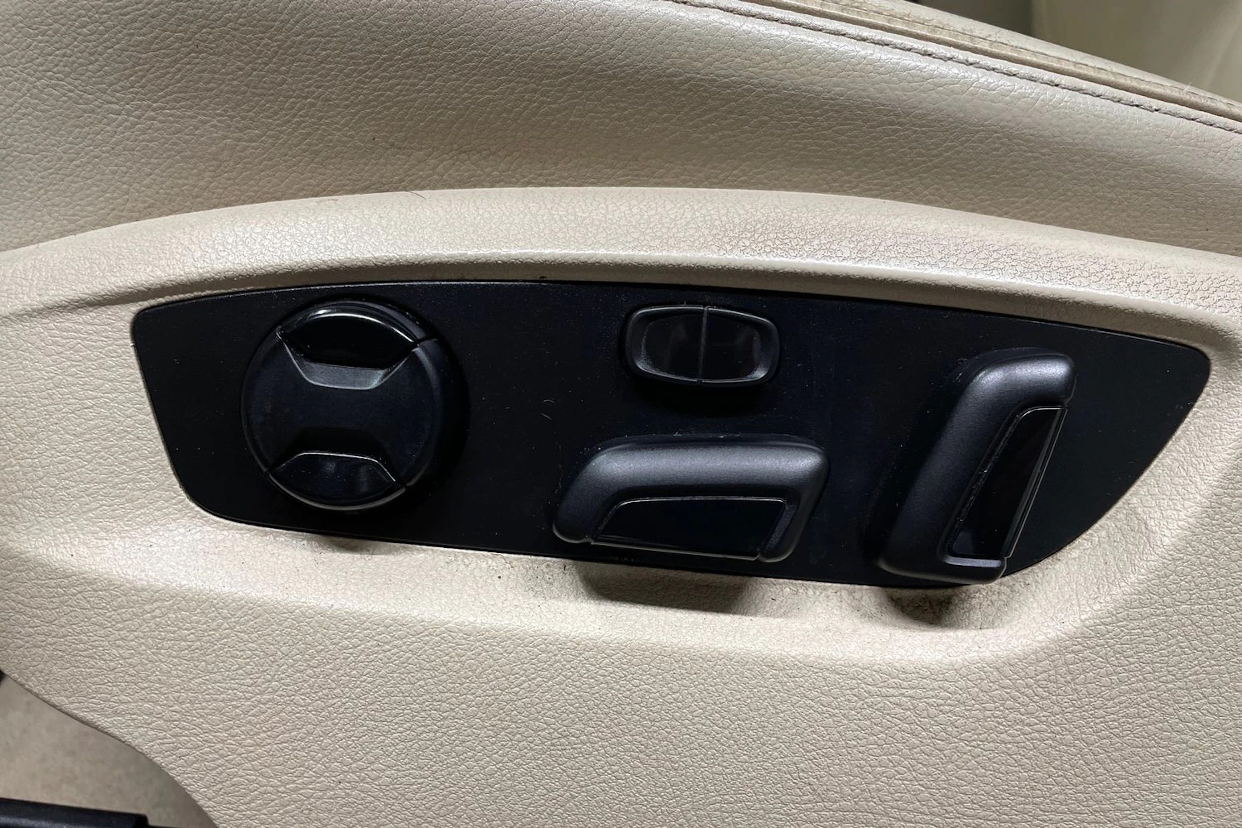 ruskea (beige) Volkswagen Touareg 2012 kuva 26.