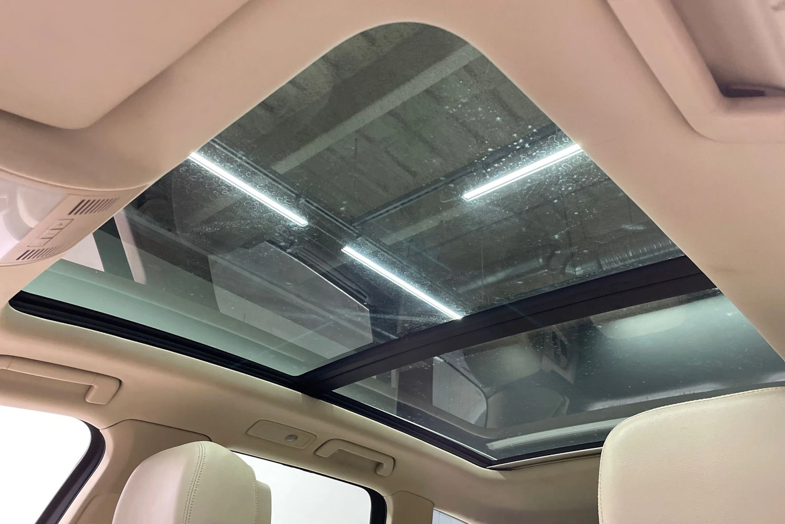 ruskea (beige) Volkswagen Touareg 2012 kuva 27.