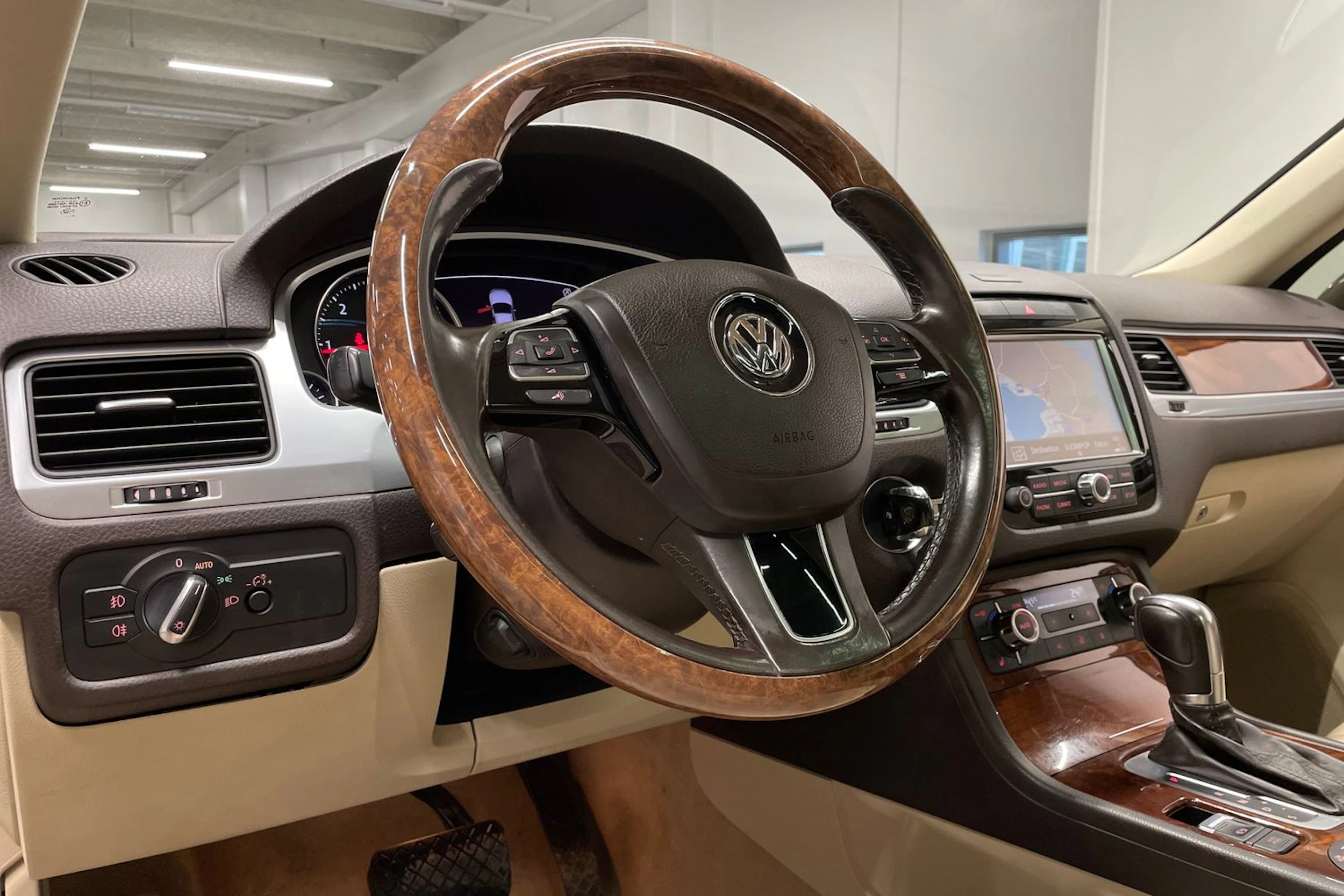 ruskea (beige) Volkswagen Touareg 2012 kuva 28.