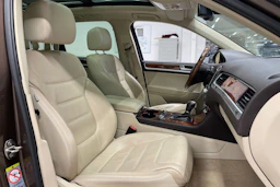 ruskea (beige) Volkswagen Touareg 2012 kuva 29.
