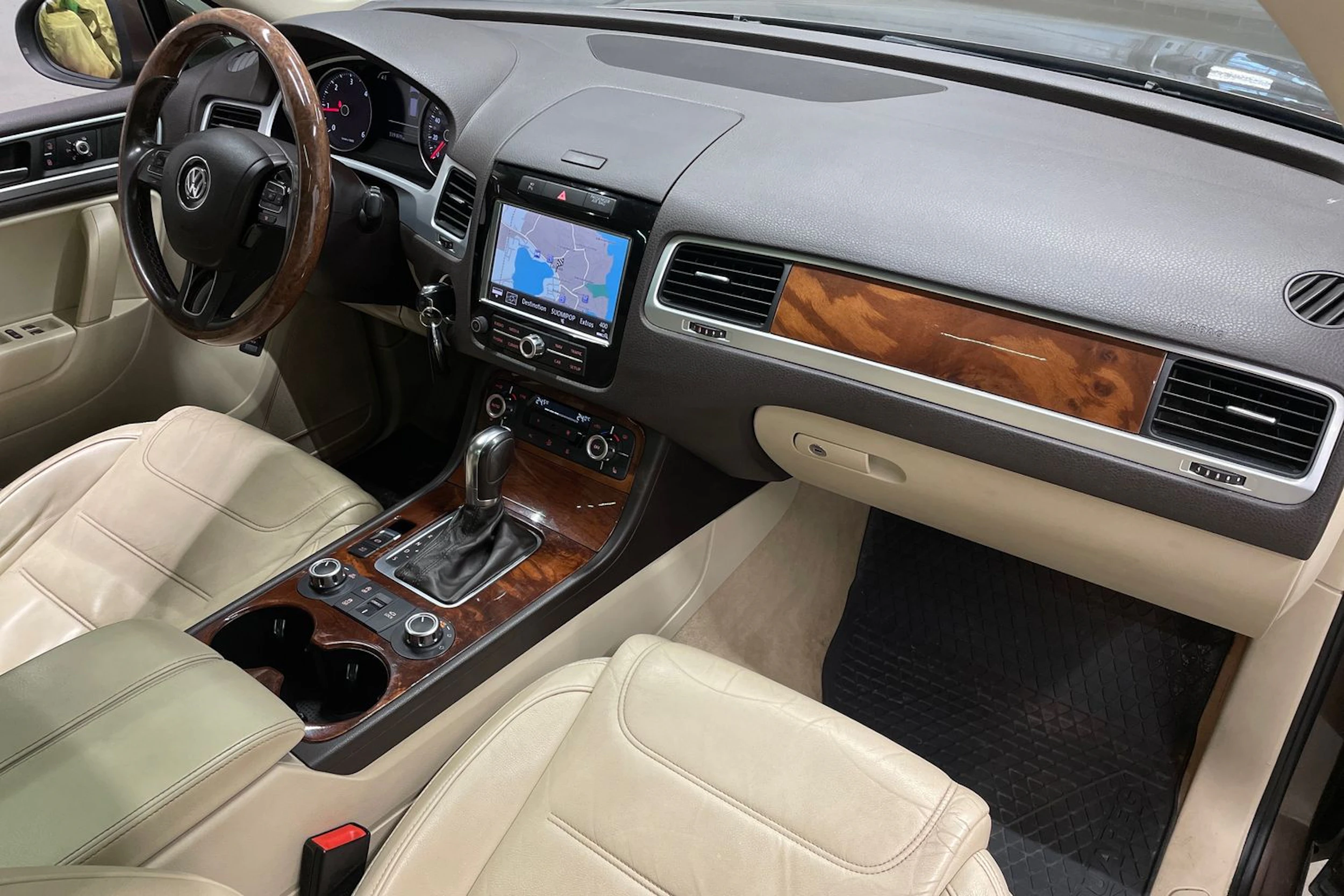 ruskea (beige) Volkswagen Touareg 2012 kuva 30.