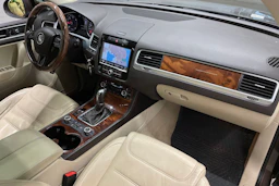 ruskea (beige) Volkswagen Touareg 2012 kuva 30.