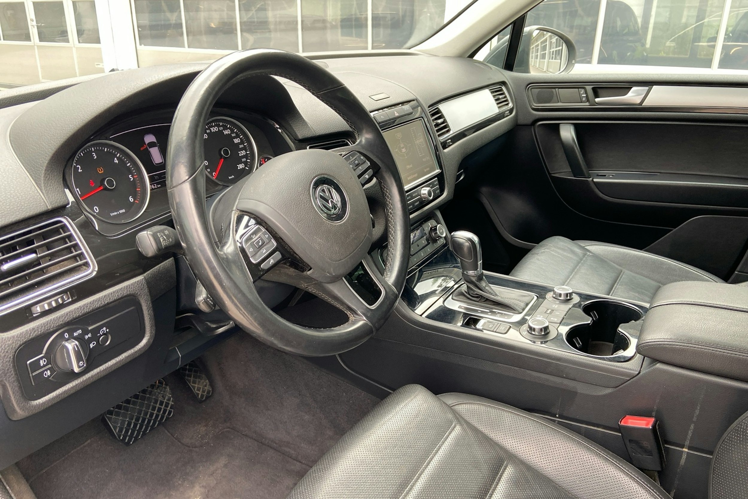 harmaa Volkswagen Touareg 2012 kuva 6.
