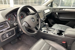harmaa Volkswagen Touareg 2012 kuva 6.