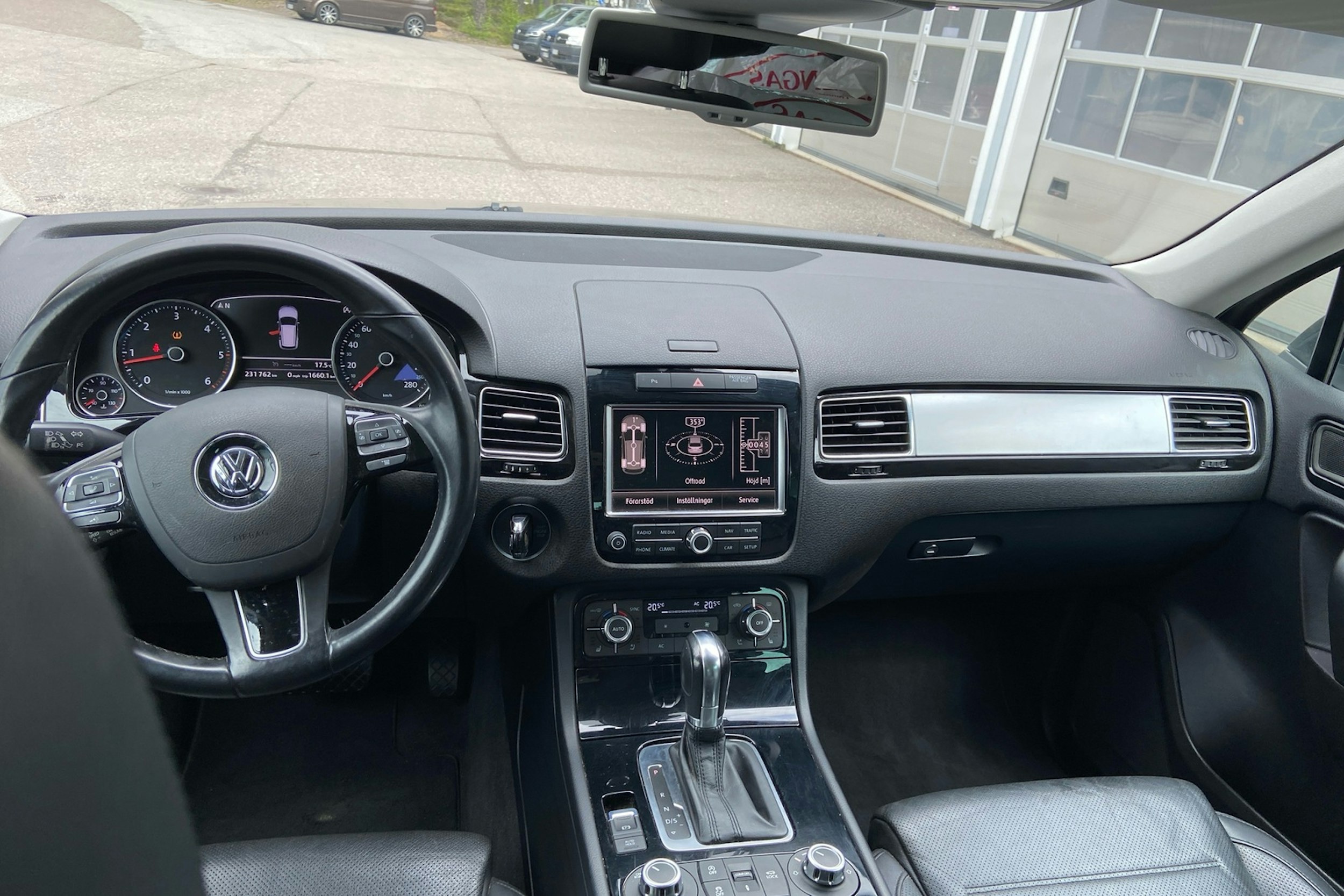 harmaa Volkswagen Touareg 2012 kuva 7.