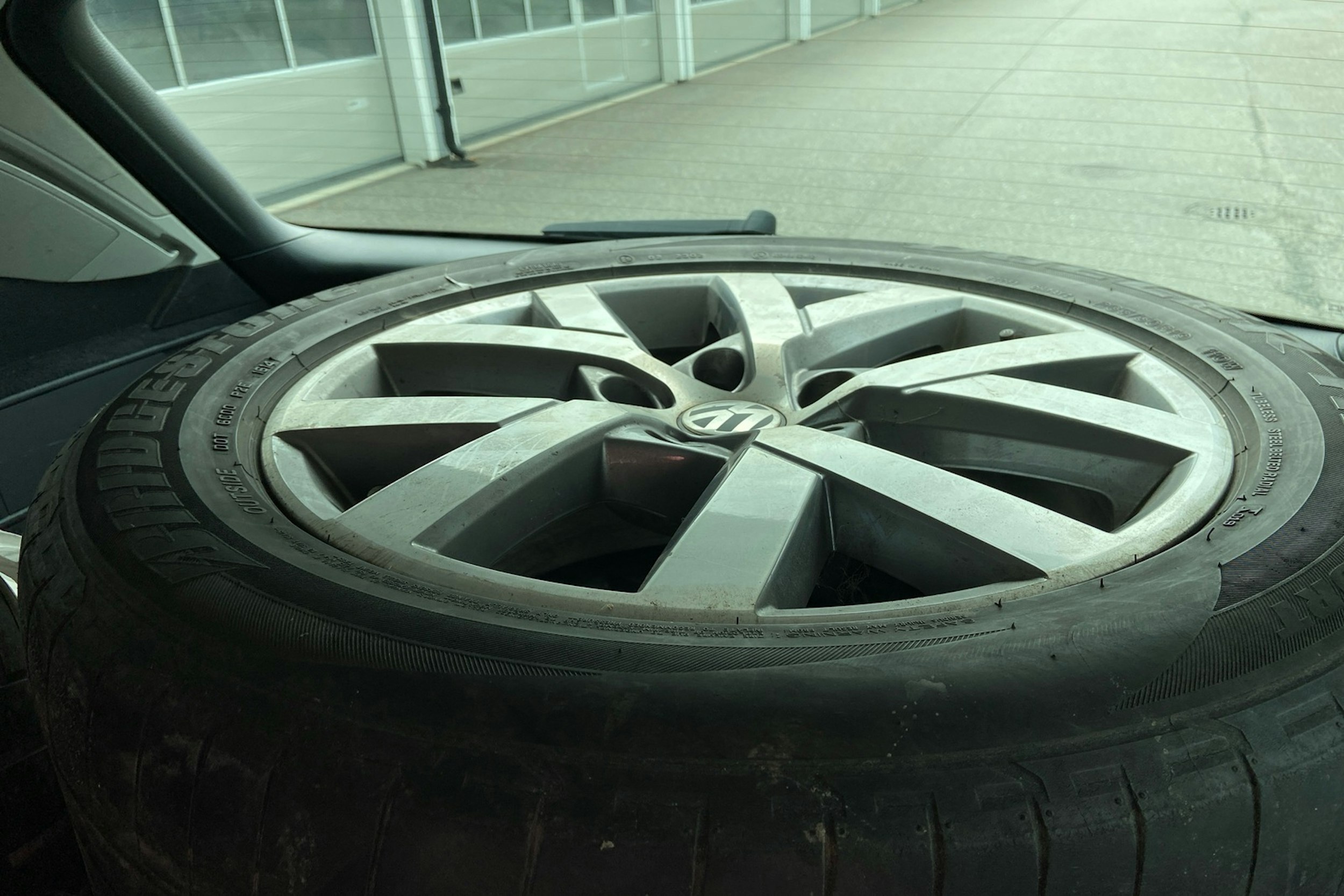 harmaa Volkswagen Touareg 2012 kuva 8.