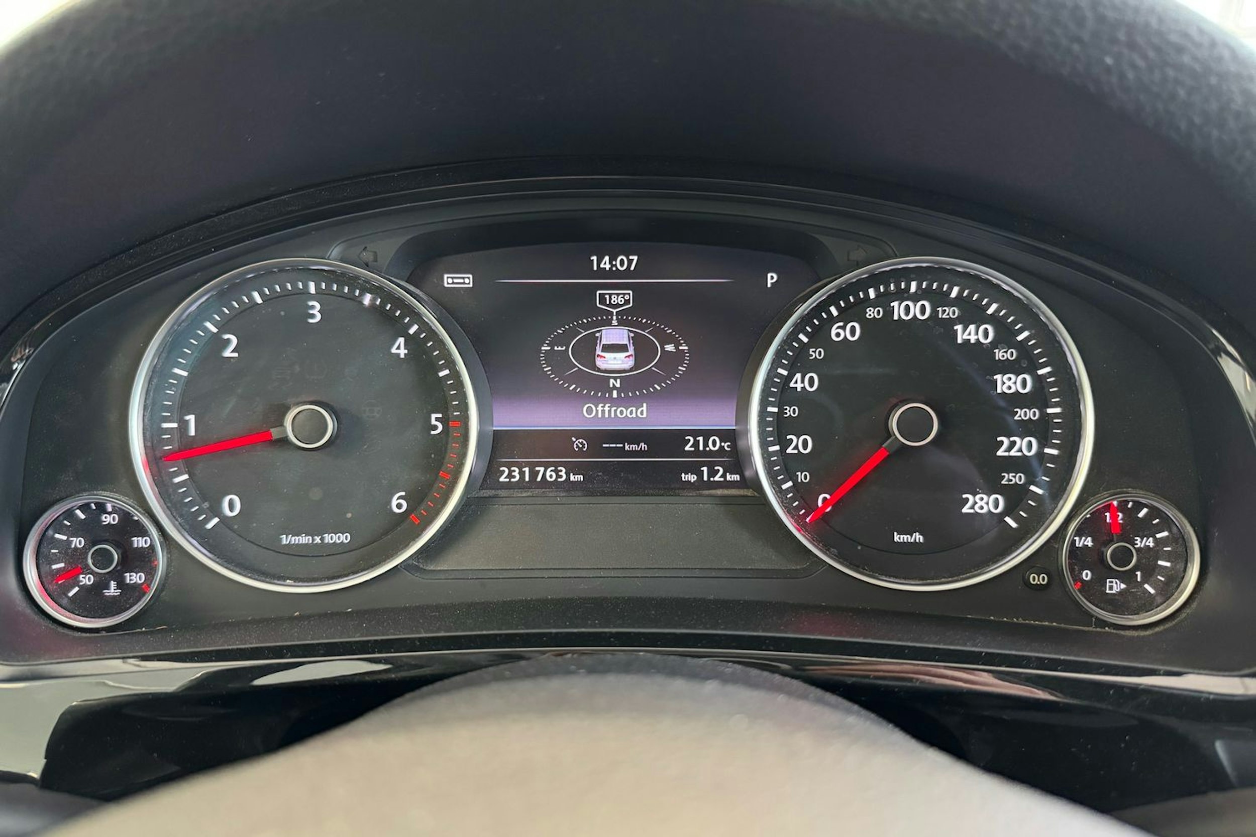 harmaa Volkswagen Touareg 2013 kuva 19.