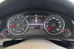 harmaa Volkswagen Touareg 2013 kuva 19.