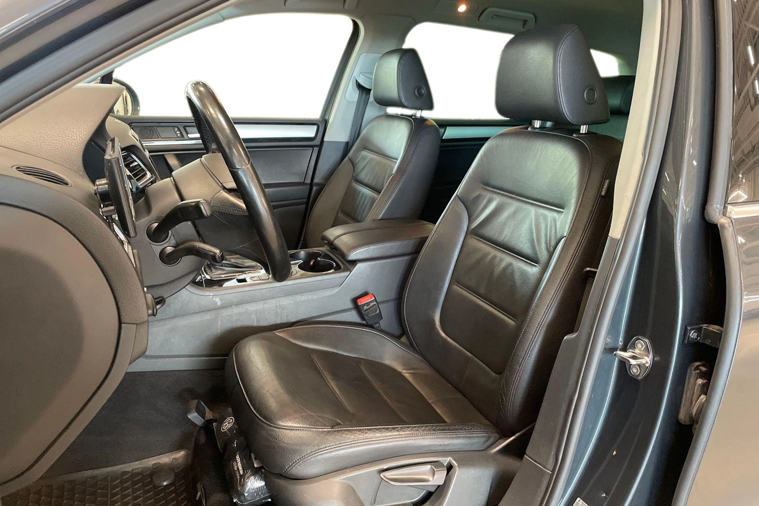 harmaa Volkswagen Touareg 2012 kuva 6.