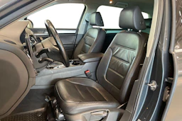 harmaa Volkswagen Touareg 2012 kuva 6.