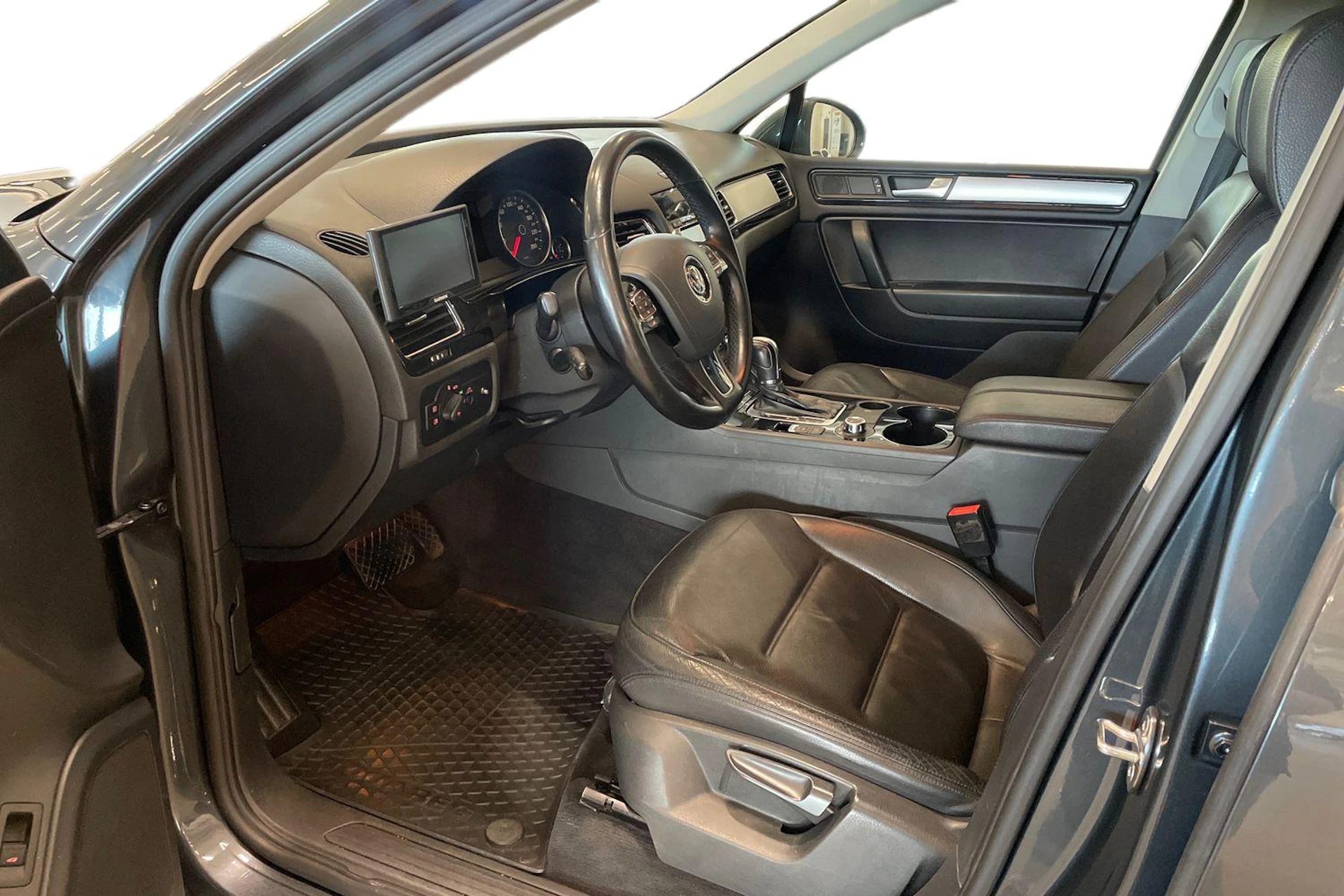 harmaa Volkswagen Touareg 2012 kuva 7.