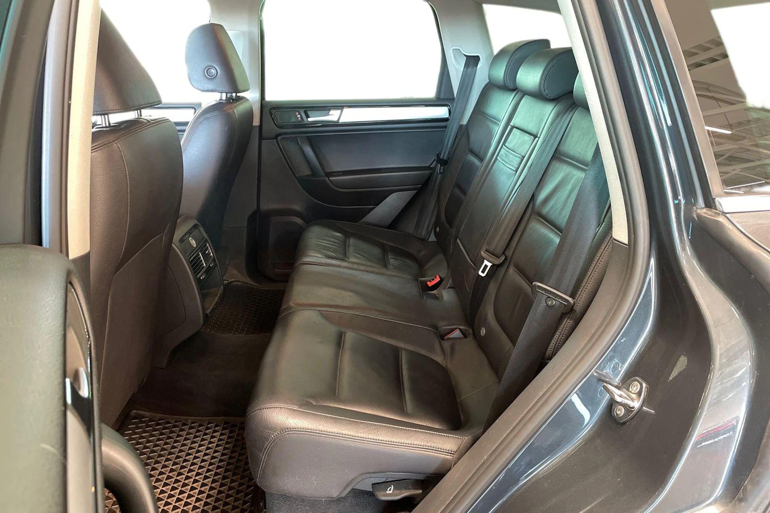 harmaa Volkswagen Touareg 2012 kuva 8.