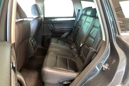 harmaa Volkswagen Touareg 2012 kuva 8.