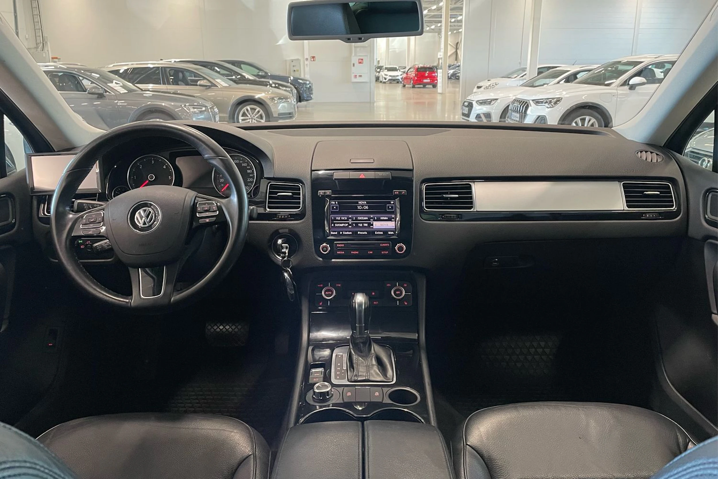 harmaa Volkswagen Touareg 2012 kuva 11.