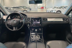 harmaa Volkswagen Touareg 2012 kuva 11.