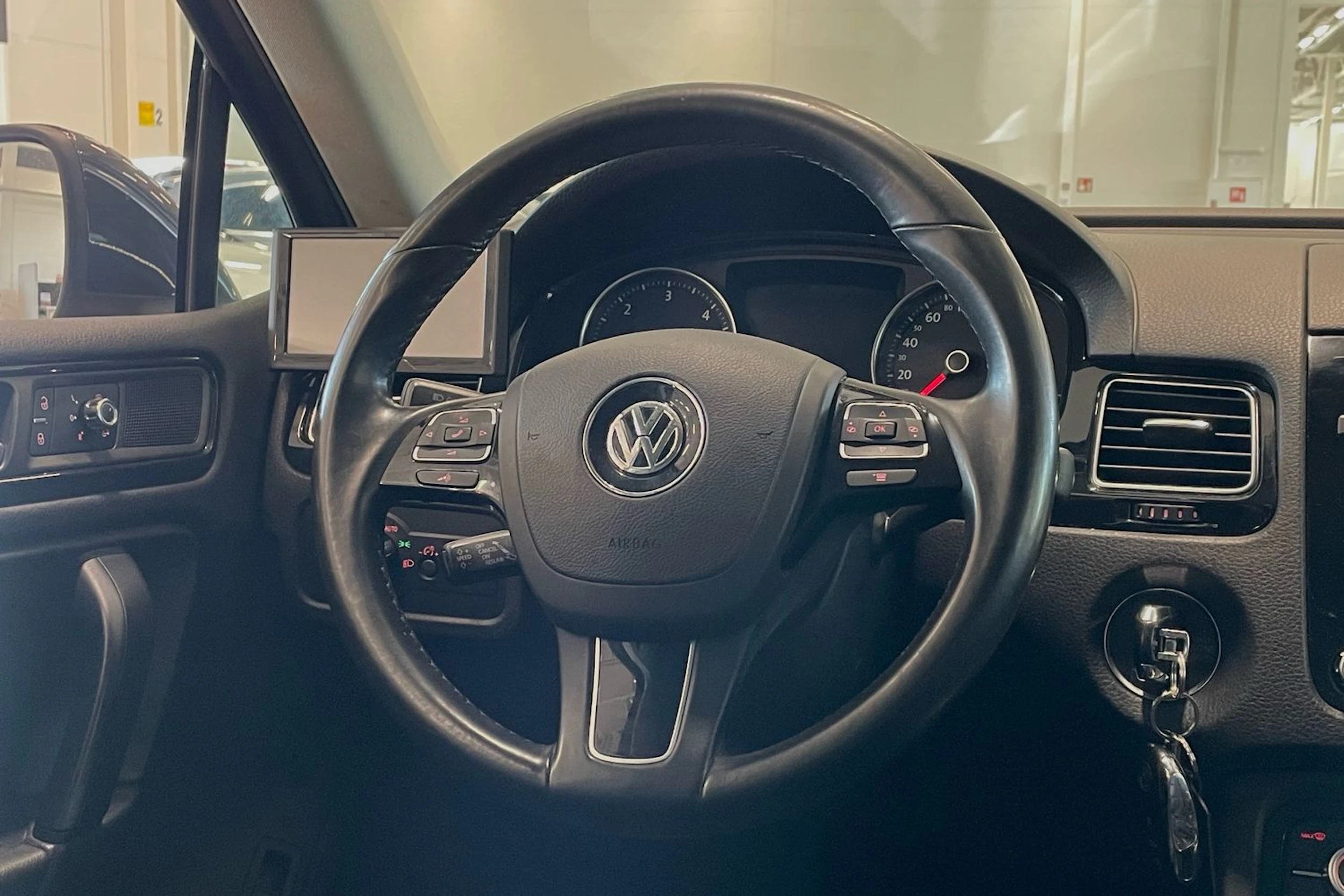 harmaa Volkswagen Touareg 2012 kuva 12.