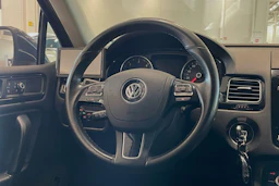 harmaa Volkswagen Touareg 2012 kuva 12.