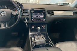 harmaa Volkswagen Touareg 2012 kuva 18.