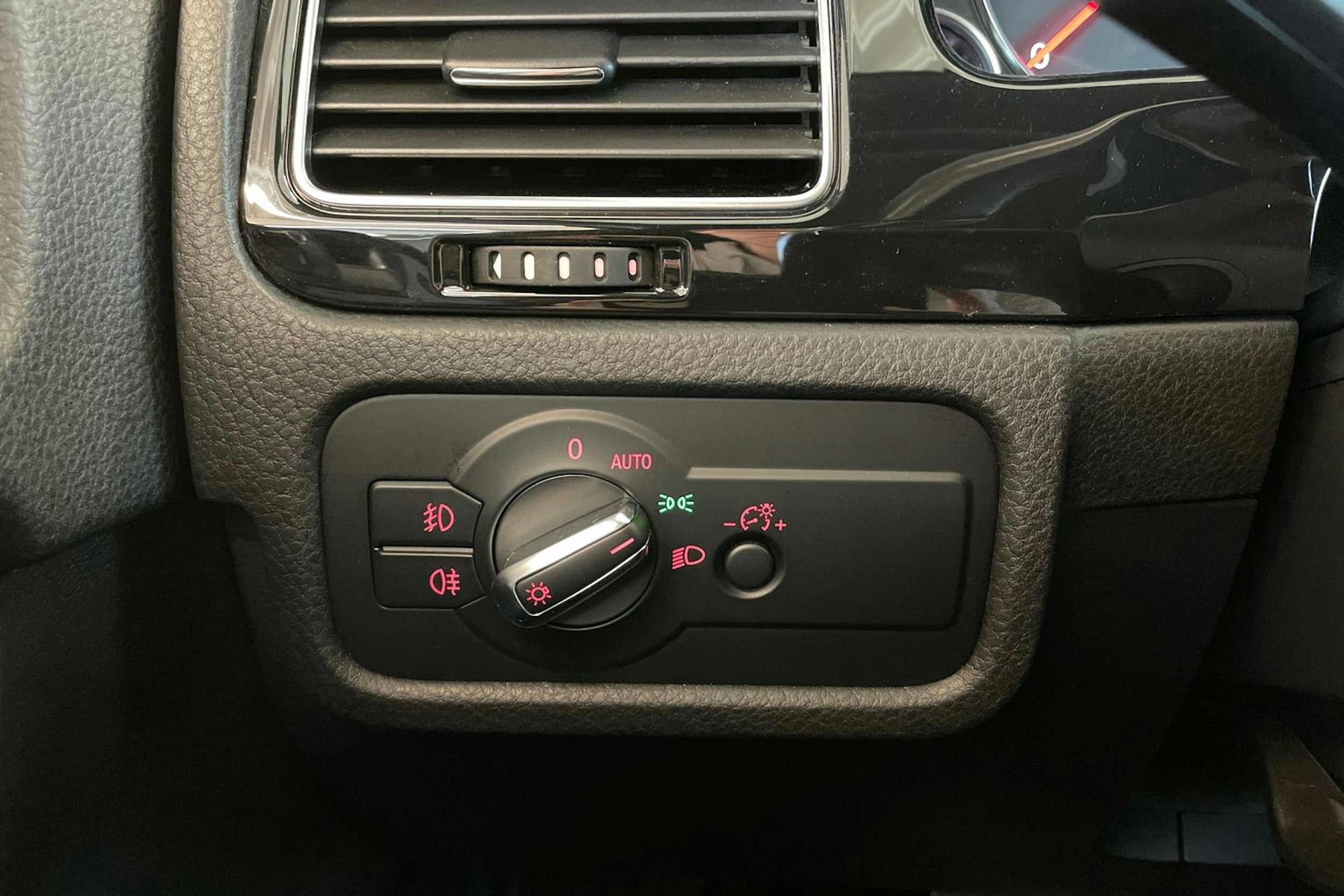 Musta Volkswagen TOUAREG 2013 kuva 21.
