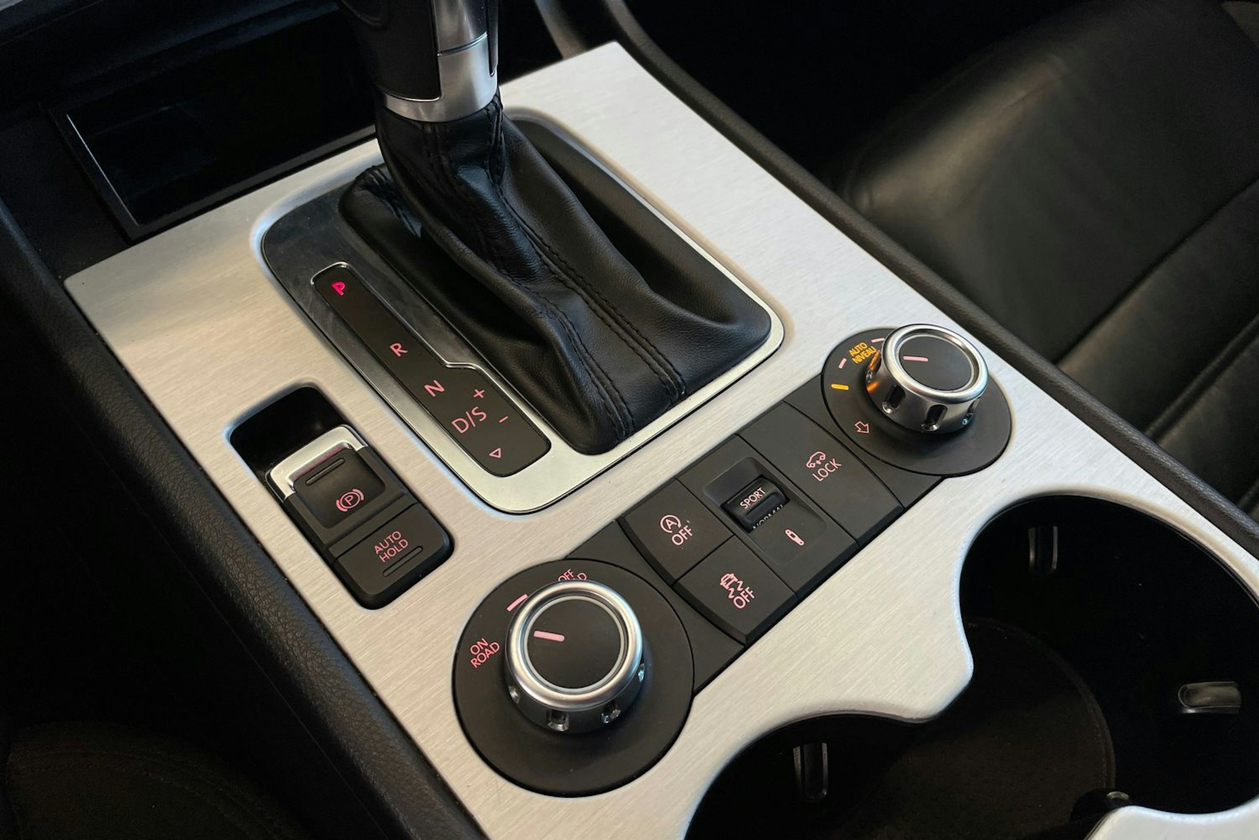 Musta Volkswagen TOUAREG 2013 kuva 24.