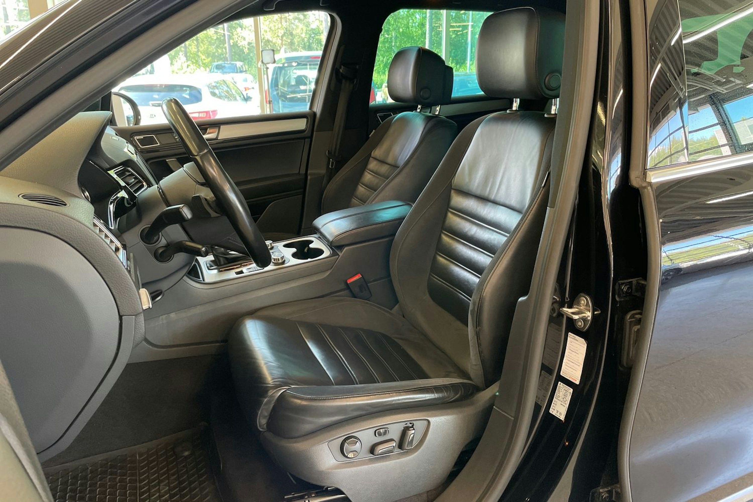 Musta Volkswagen TOUAREG 2013 kuva 29.