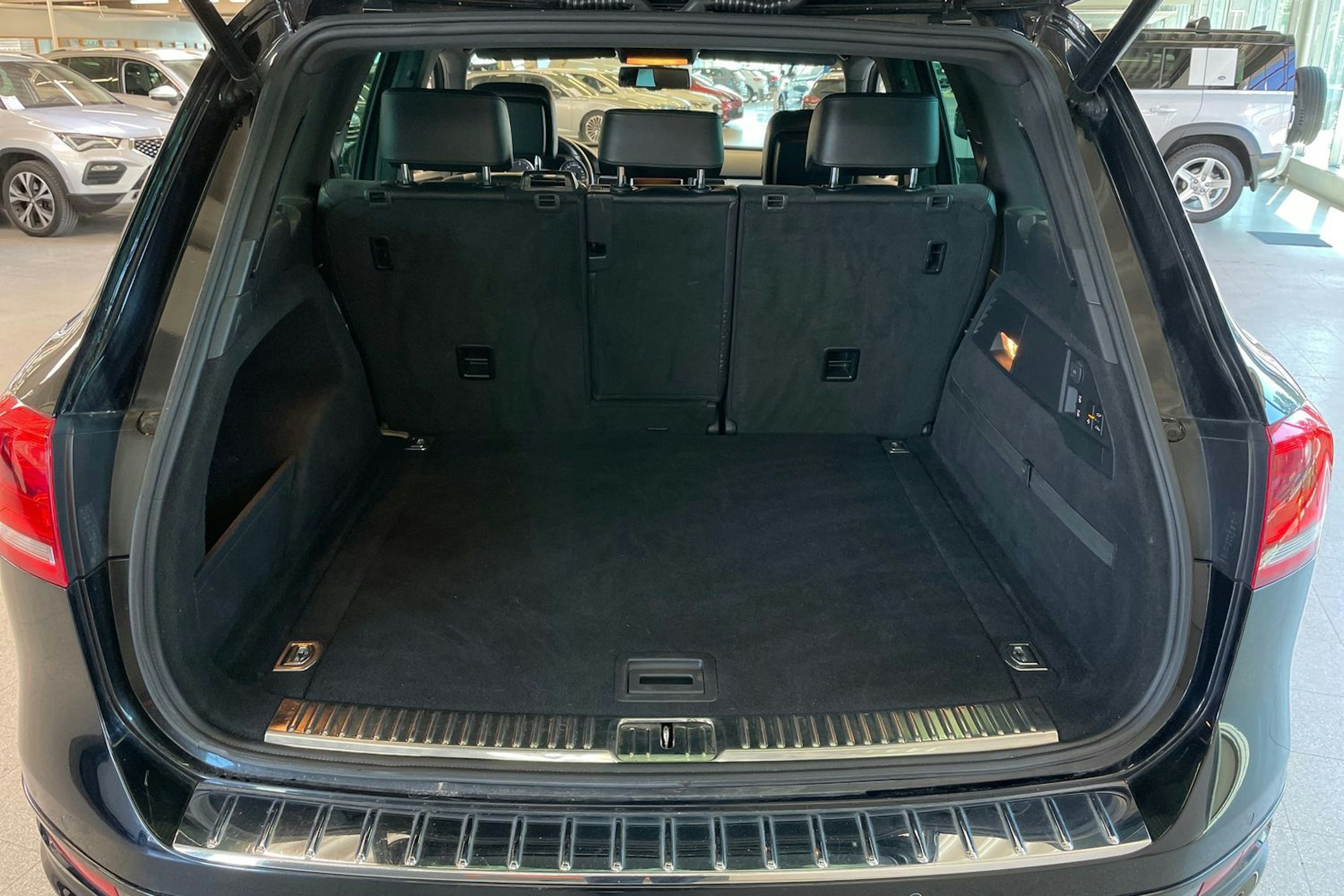 Musta Volkswagen TOUAREG 2013 kuva 33.