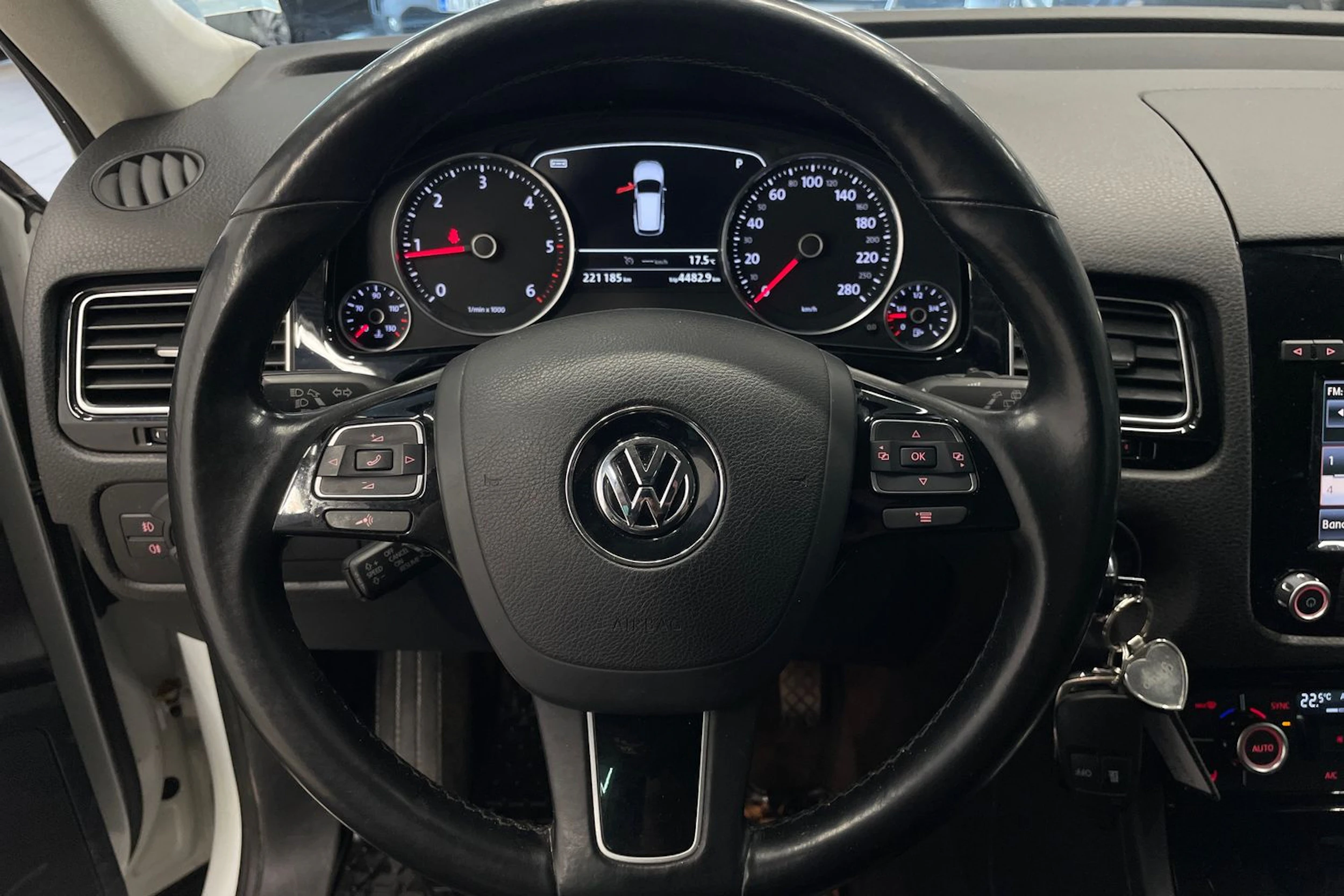 Valkoinen Volkswagen TOUAREG 2014 kuva 17.