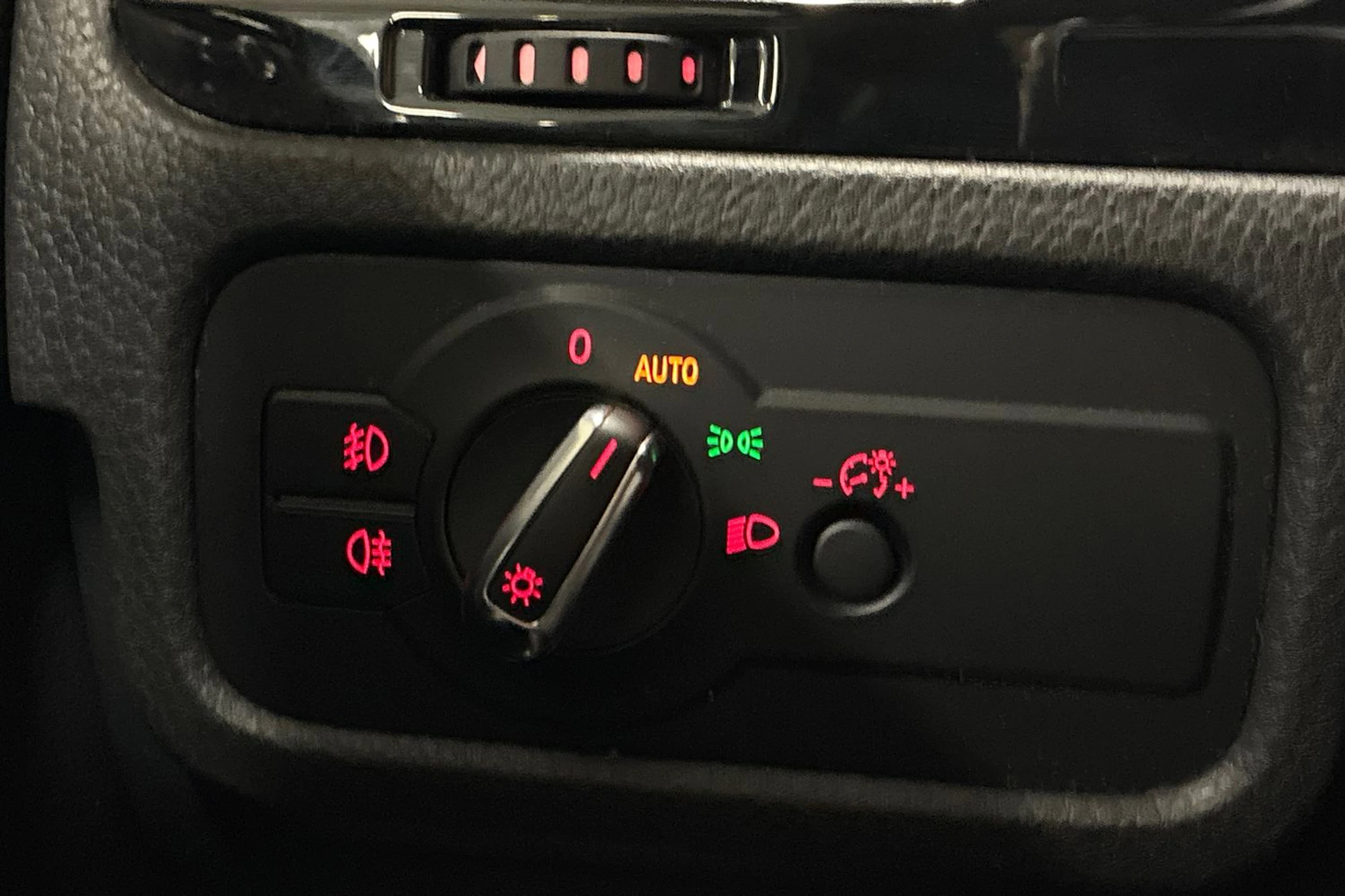 harmaa Volkswagen Touareg 2014 kuva 15.