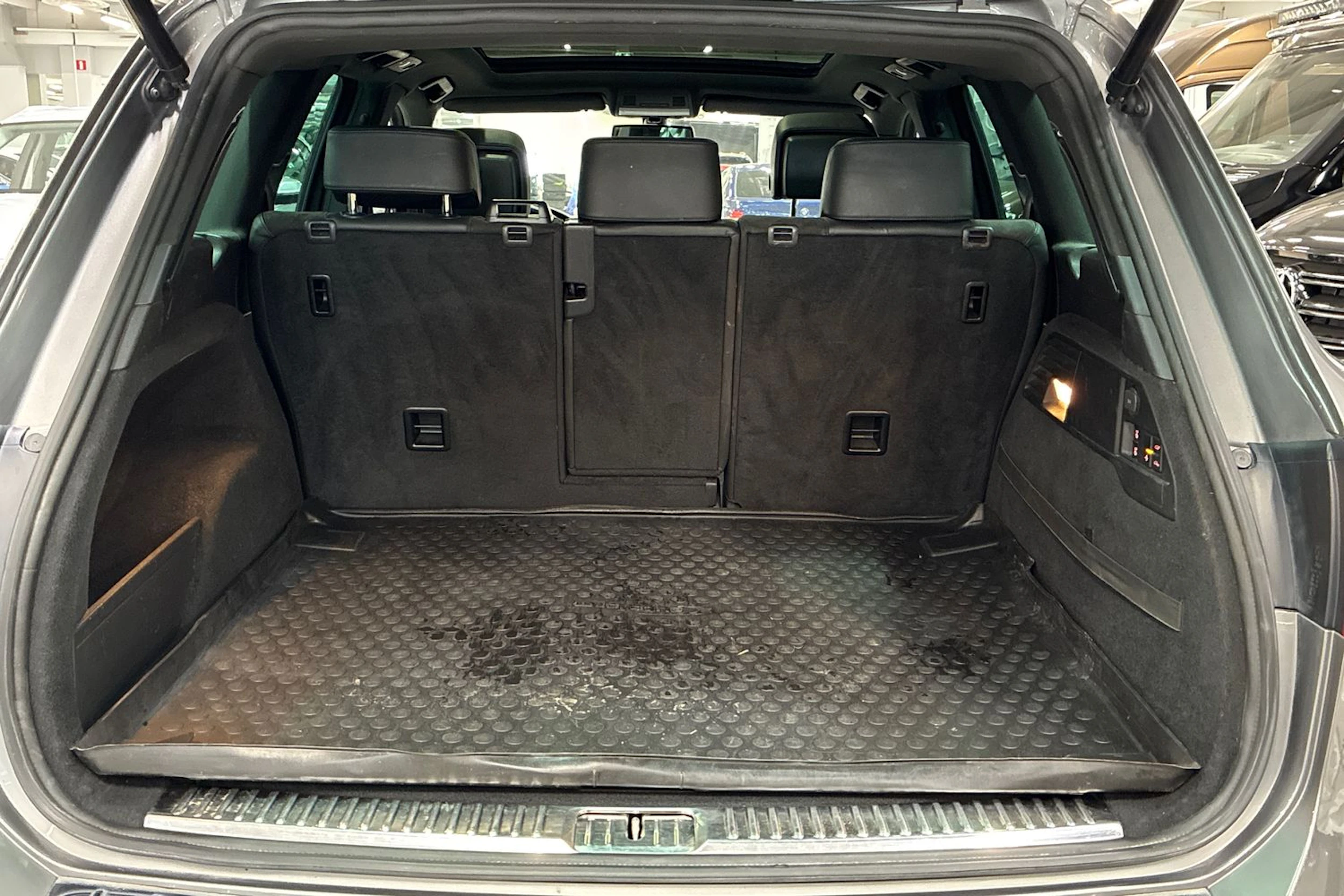 harmaa Volkswagen Touareg 2014 kuva 22.