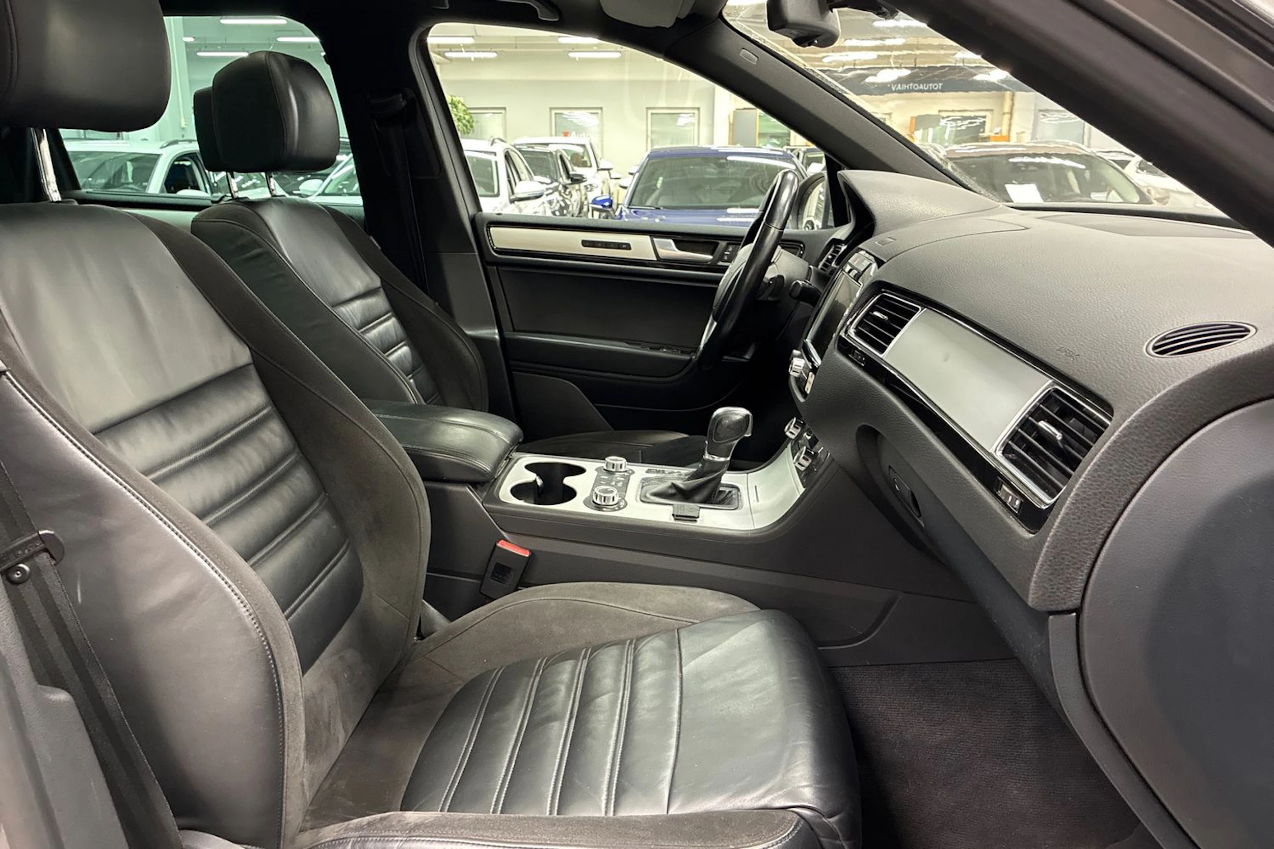 harmaa Volkswagen Touareg 2014 kuva 26.