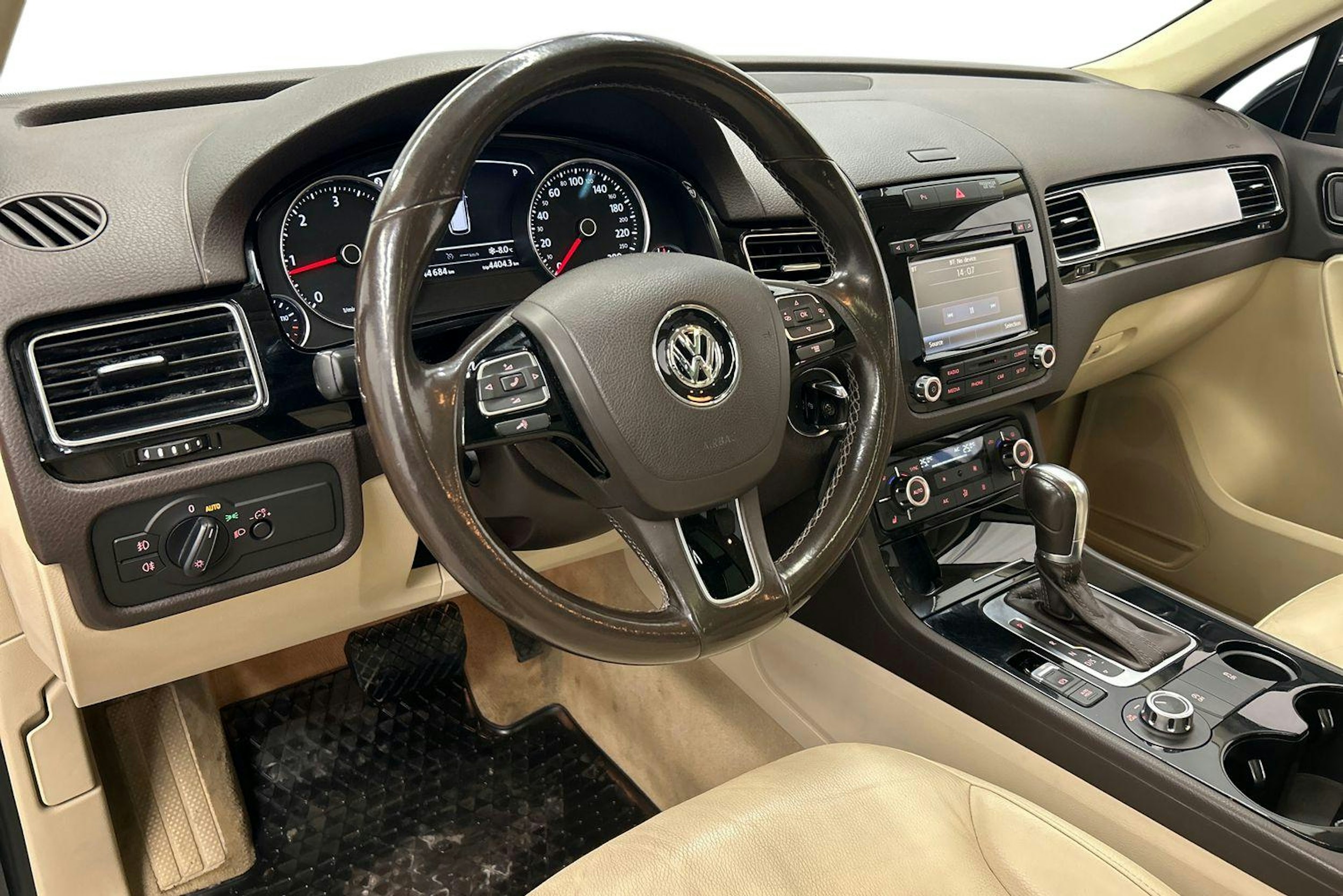 musta Volkswagen Touareg 2014 kuva 7.