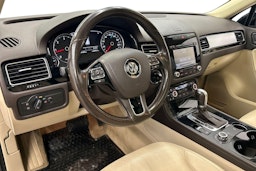 musta Volkswagen Touareg 2014 kuva 7.