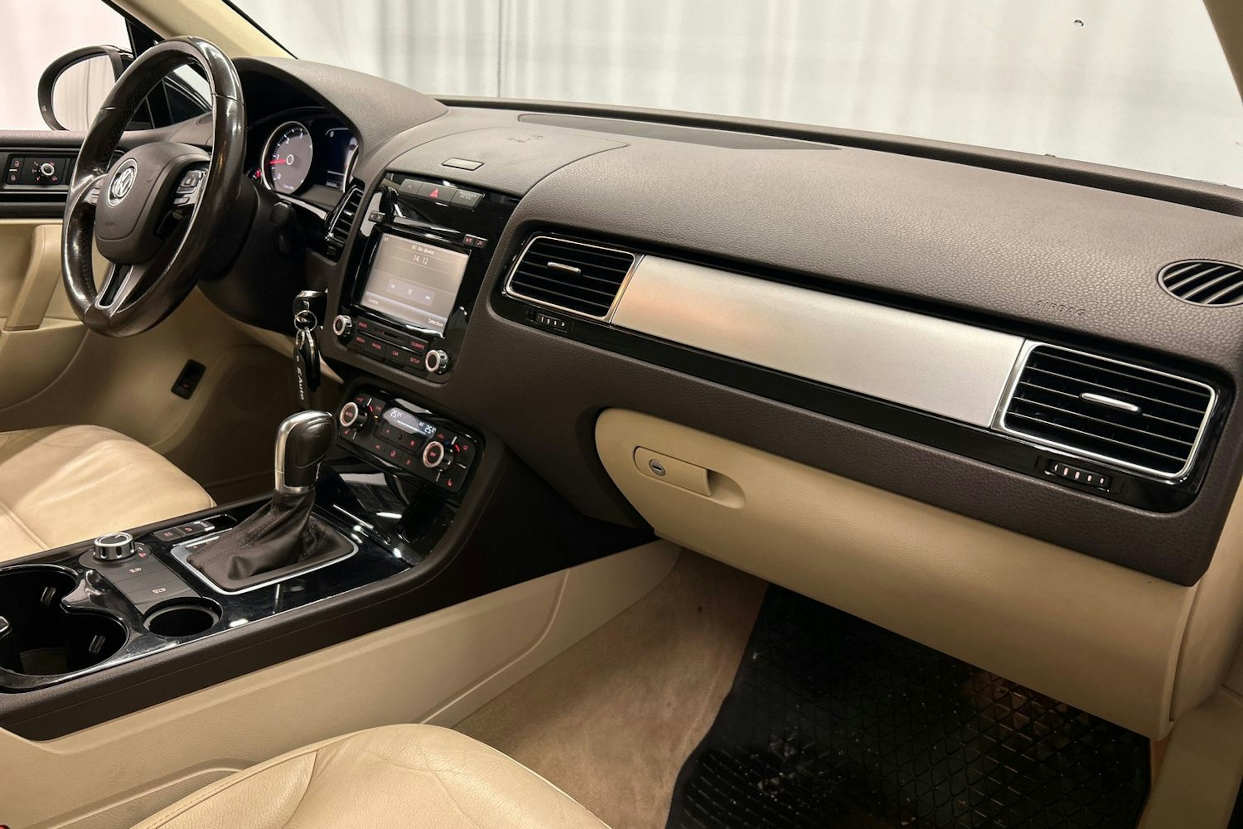 musta Volkswagen Touareg 2014 kuva 15.