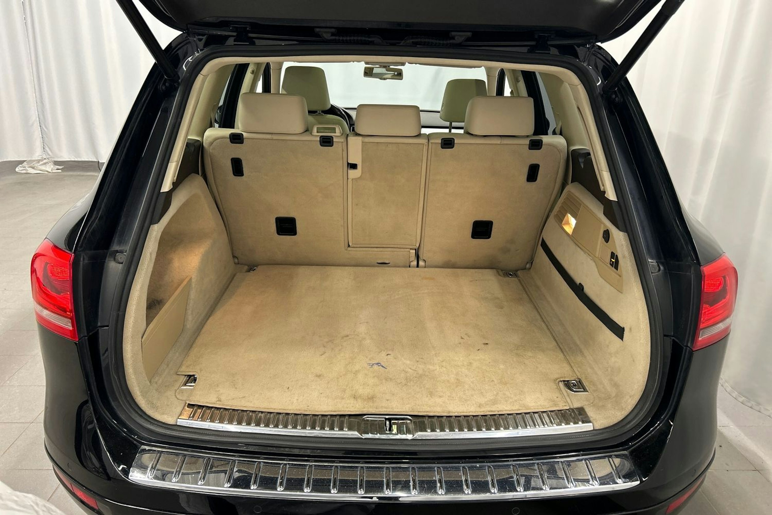 musta Volkswagen Touareg 2014 kuva 16.