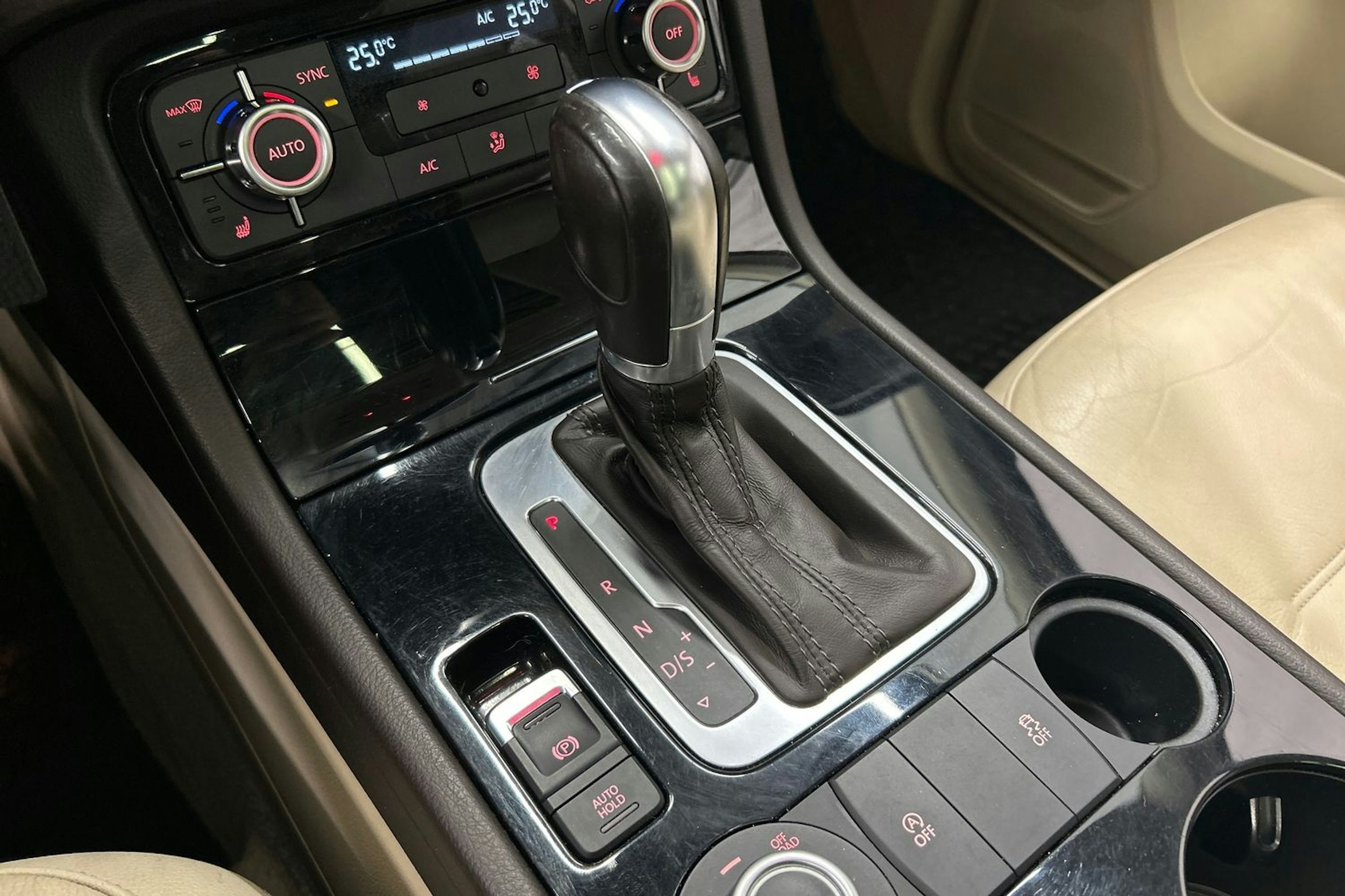 musta Volkswagen Touareg 2014 kuva 28.