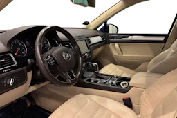 sininen Volkswagen Touareg 2015 kuva 6.