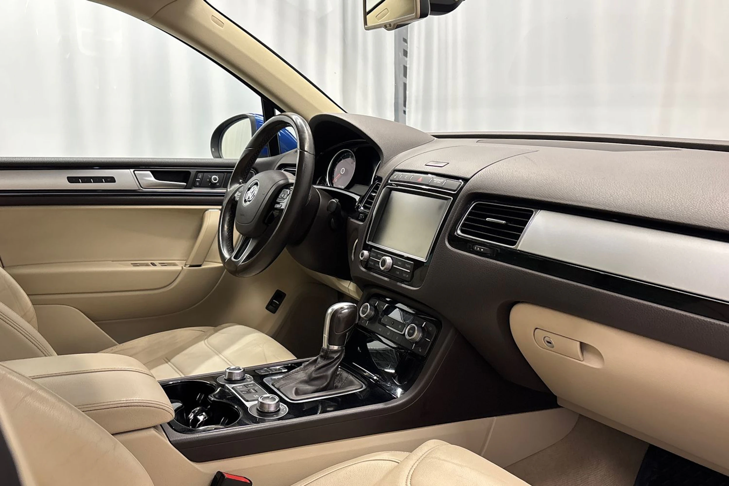 sininen Volkswagen Touareg 2015 kuva 12.