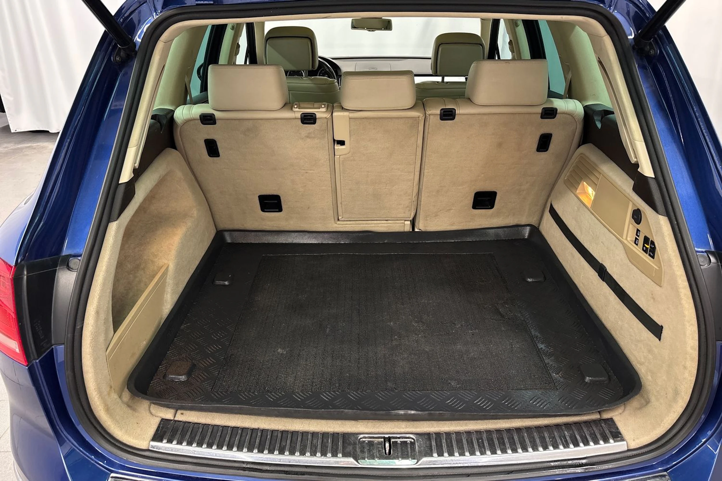 sininen Volkswagen Touareg 2015 kuva 13.
