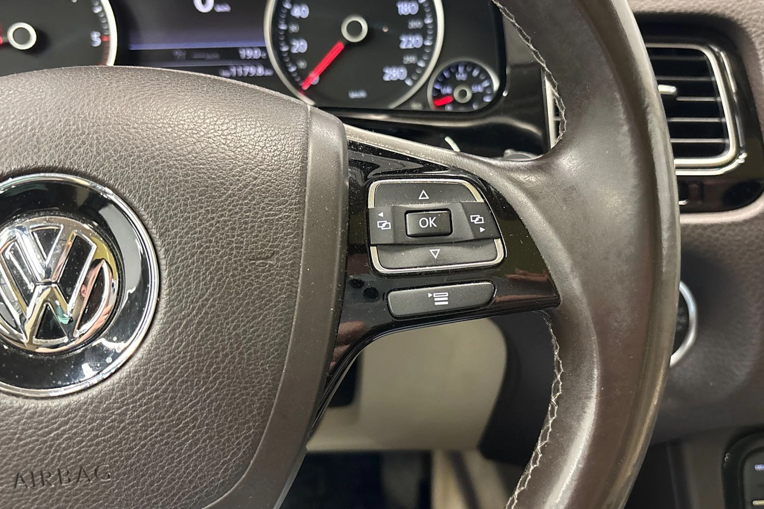 sininen Volkswagen Touareg 2015 kuva 21.