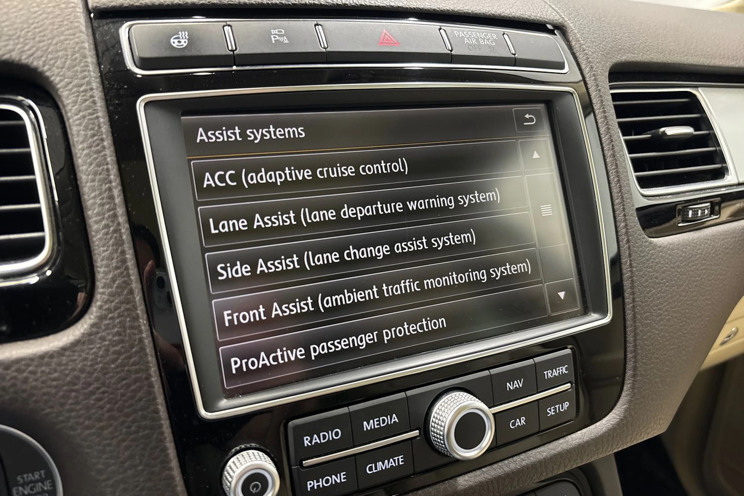 sininen Volkswagen Touareg 2015 kuva 24.