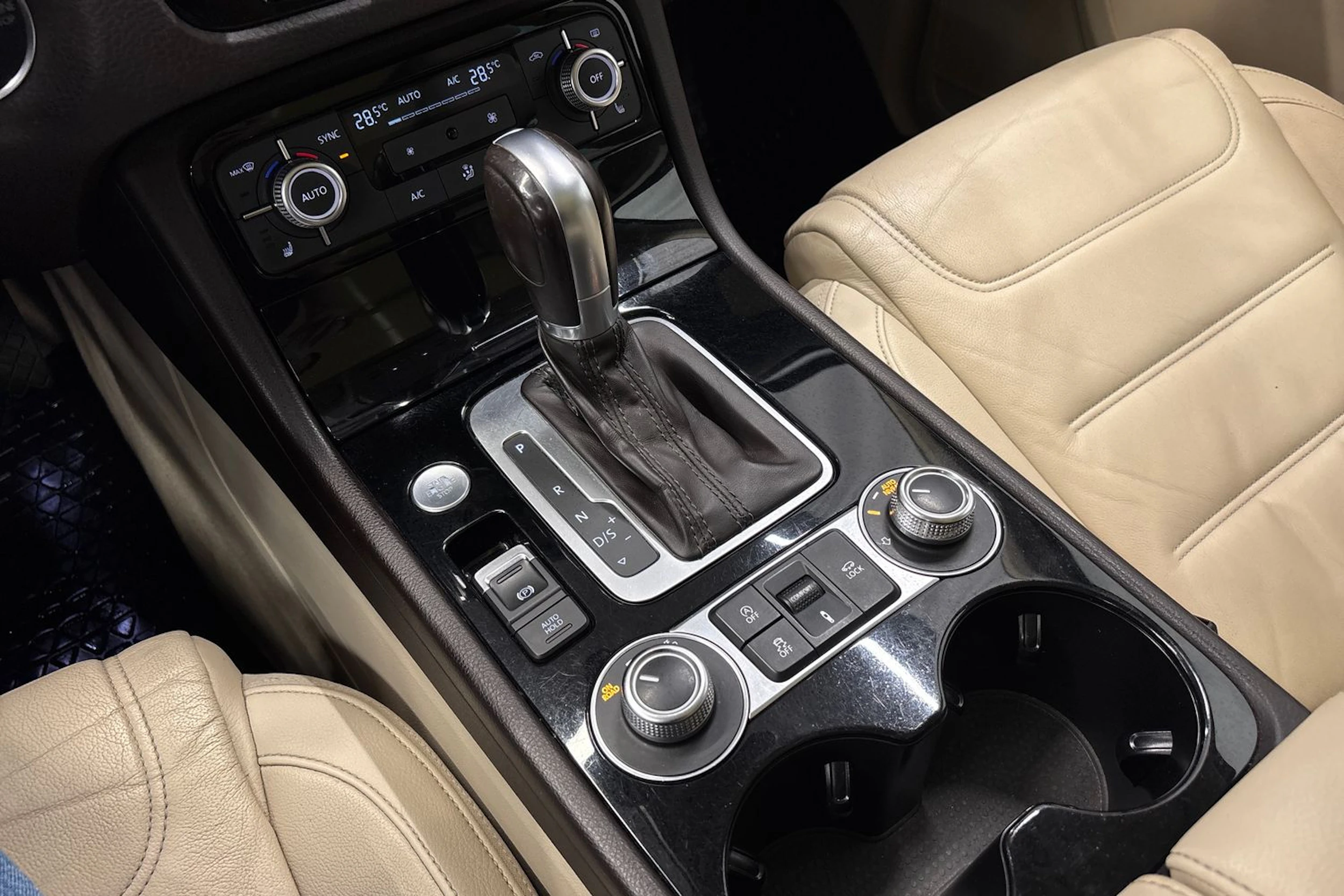 sininen Volkswagen Touareg 2015 kuva 27.
