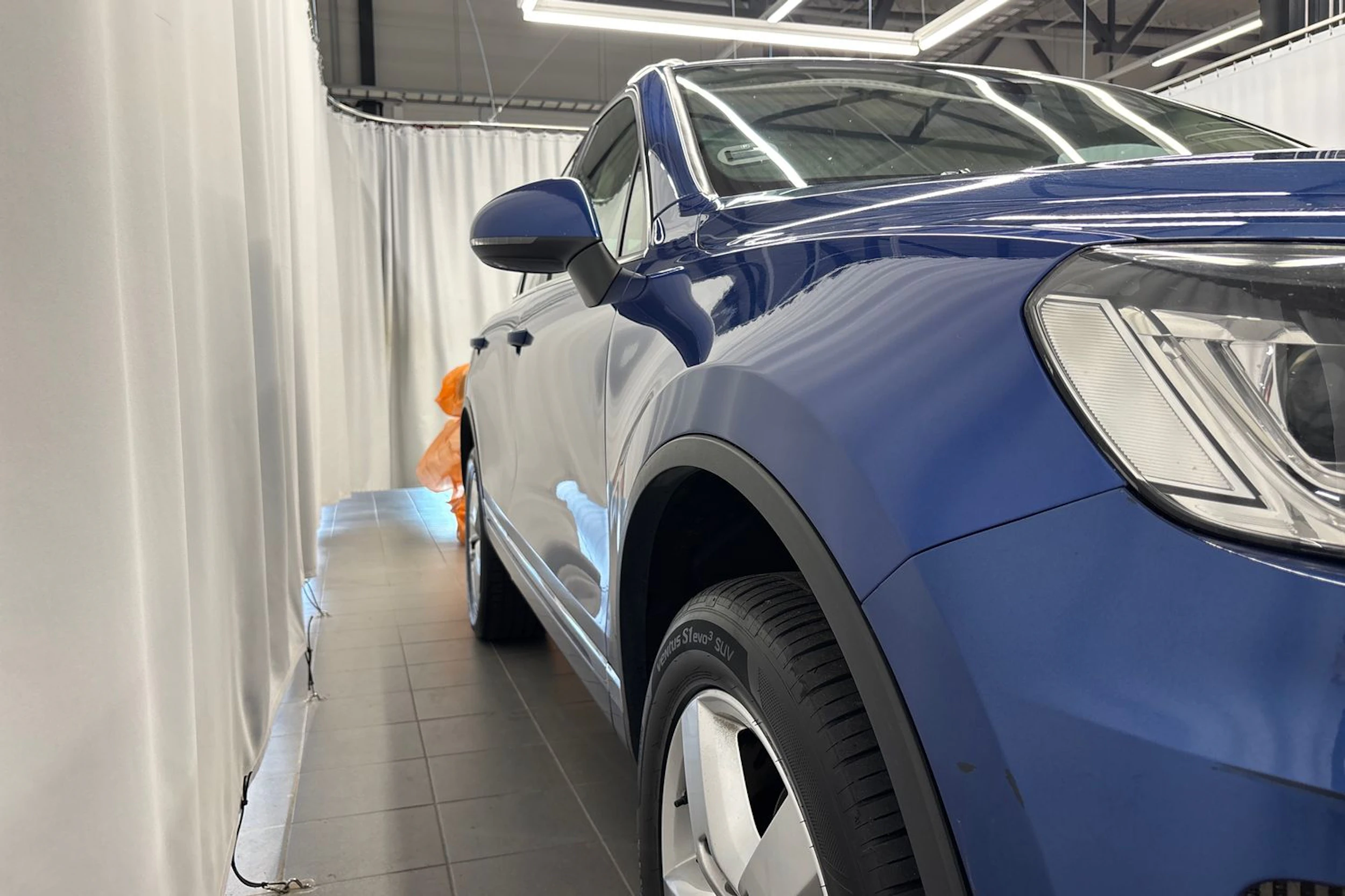 sininen Volkswagen Touareg 2015 kuva 32.