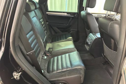 musta Volkswagen Touareg 2015 kuva 11.