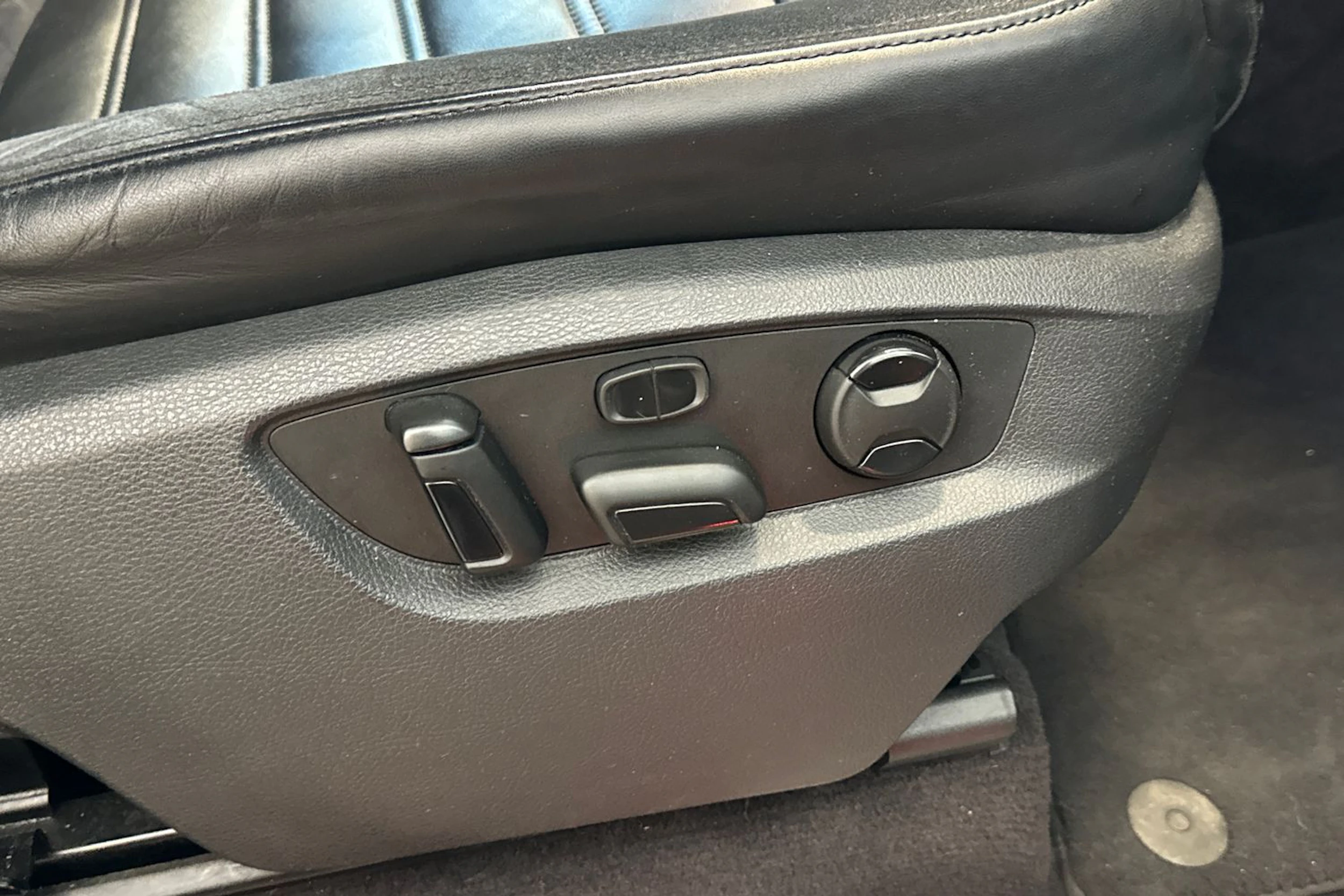 musta Volkswagen Touareg 2015 kuva 13.