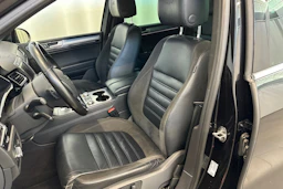 musta Volkswagen Touareg 2015 kuva 14.