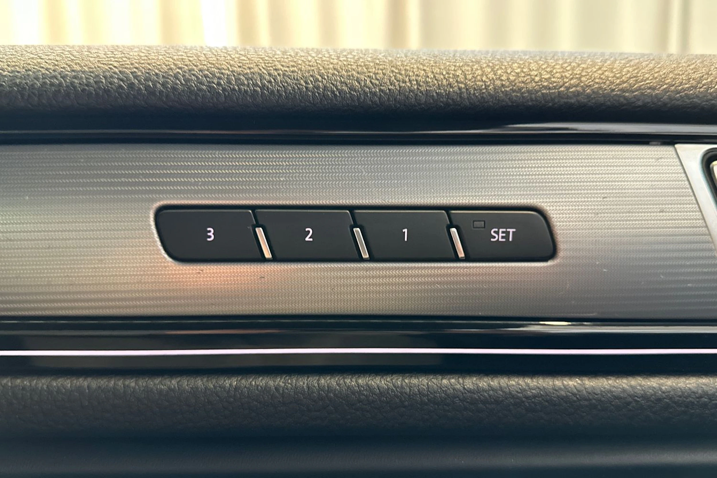 musta Volkswagen Touareg 2015 kuva 15.